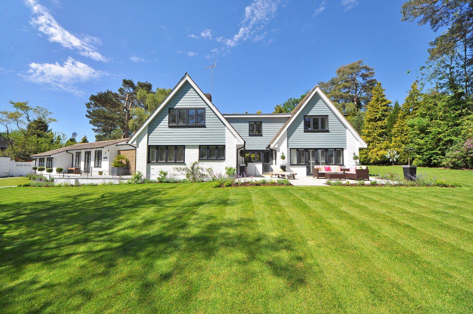 Clean windows and a well-kept home exterior in the Lehigh Valley